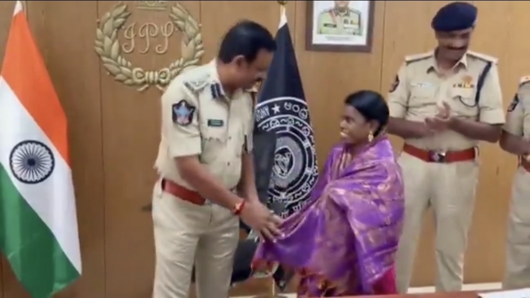 “40 லட்சம் இல்லைங்க…. 40 கோடினாலும் இவங்க நேர்மைக்கு ஈடாகாது” ரூமில் மறந்த நகை…. பத்திரமாக ஒப்படைத்த ஹோட்டல் ஊழியருக்கு குவியம் பாராட்டுகள்….!!