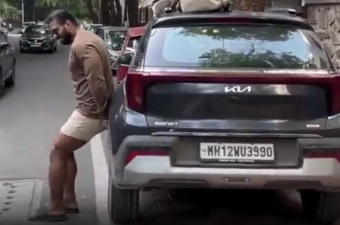 “ஒருவேளை HULK தம்பியா இருப்பாரோ?” தப்பா பார்க் பண்ணிய காரை அசால்ட்டாக தூக்கி நகர்த்திய இளைஞர்…. நெட்டிசன்களை வாயடைத்துப் போக வைத்த ஜிம் பாய்….!!