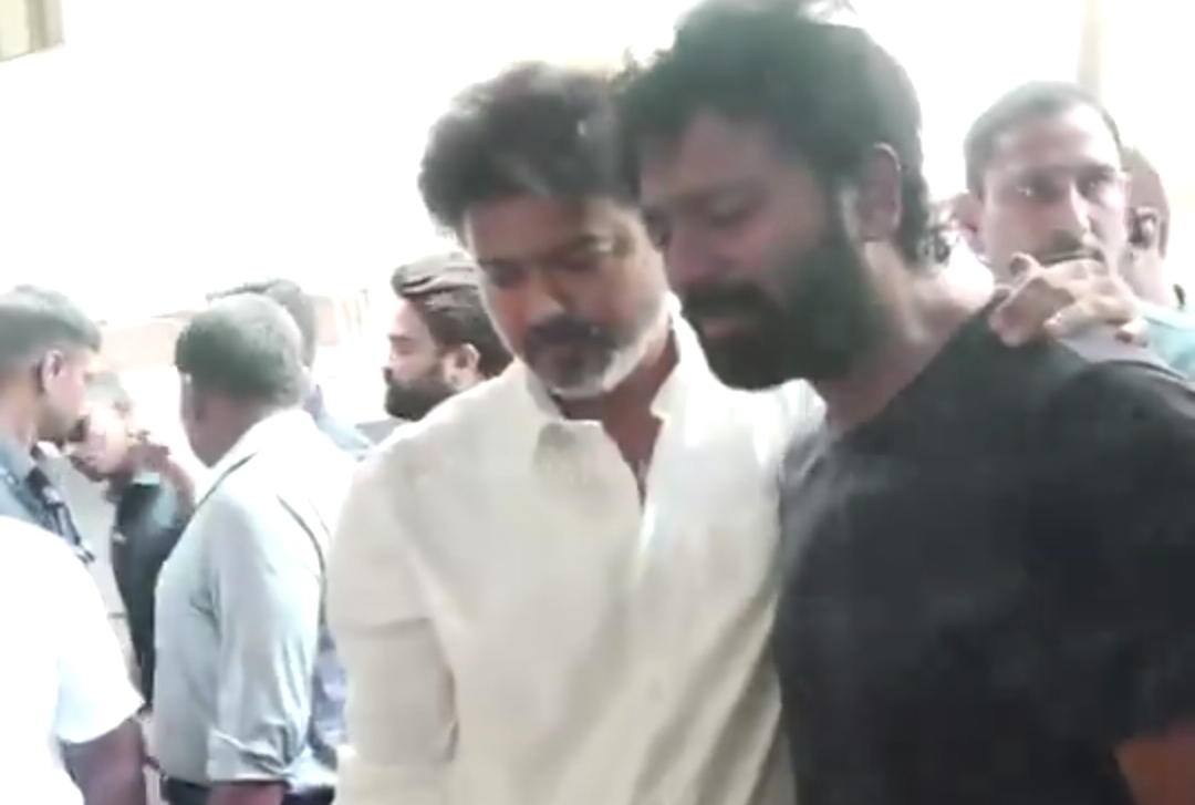 “தம்பி, தைரியமா இருப்பா…. நான் இருக்கேன்” கதறி அழுத சாந்தனுவின் தோளைத் தட்டி ஆறுதல் கூறிய முதல்வர் விஜய்…. பாக்யராஜ் உடலுக்கு நேரில் சென்று கண்ணீர் அஞ்சலி….!!