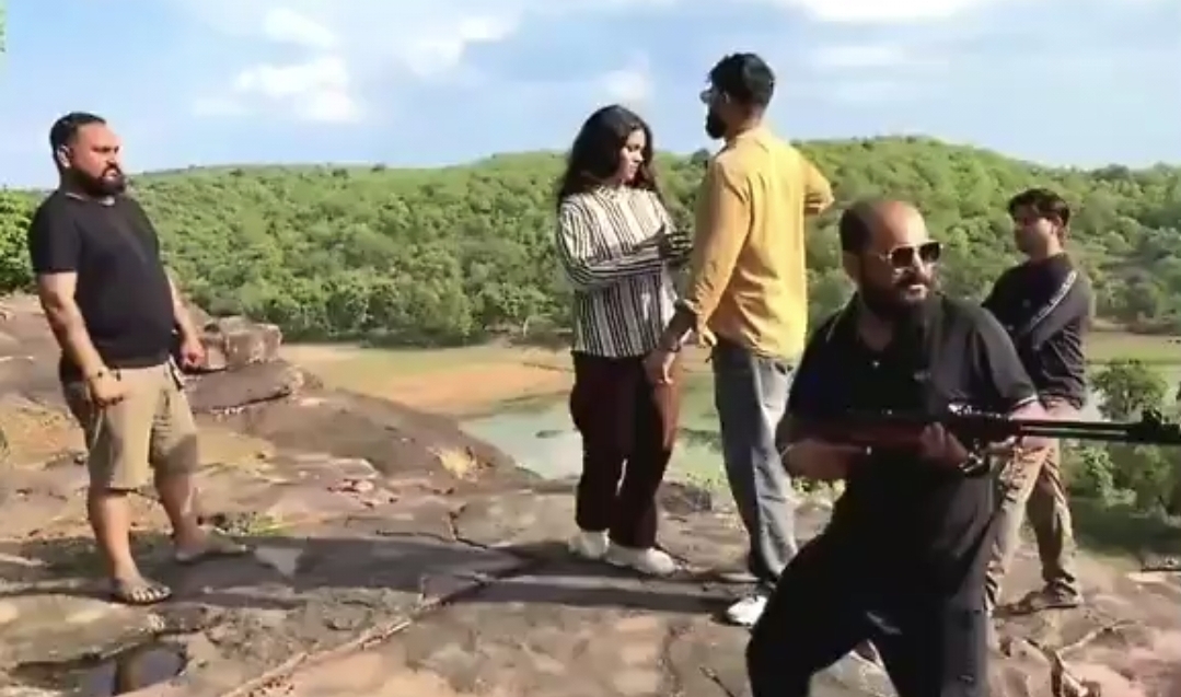 “ஹனிமூனுக்கு பாடிகார்டா…. என்னப்பா நடக்குது இங்க?” இன்னைக்கு இருக்குற சூழலை பார்த்து கணவன் எடுத்த அதிரடி முடிவு…. வைரலாகும் வீடியோ….!!
