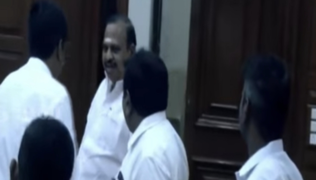 எம்.ஆர்.விஜயபாஸ்கர் ராஜினாமாவில் திடீர் ட்விஸ்ட்…. புகார் அளிக்க ஓடோடி வந்த அக்ரி கிருஷ்ணமூர்த்தி…. அடுத்து நடக்கப்போவது என்ன….?
