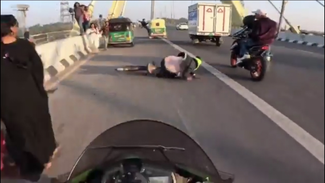 “ரீல்ஸ் மோகம்…. உயிரை வாங்கும் ஆட்டம்” ஆட்டோவிலிருந்து தொங்கியபடி சென்ற வாலிபர்; சைக்கிள் காரர் மீது மோதி அட்ராசிட்டி!!