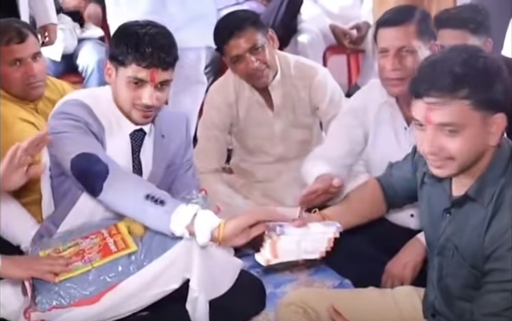 “மனுசன்னா இவர மாதிரி இருக்கணும்ப்பா” லட்ச ரூபாய் வரதட்சணை வேண்டாம் ₹100 போதும்…. மணமகனின் நல்ல குணம்…. வைரல் வீடியோவால் குவியும் பாராட்டுக்கள்….!!