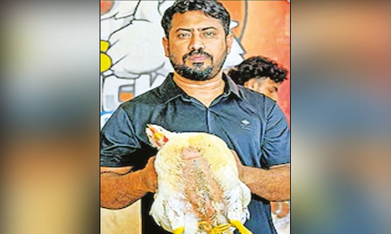 “என்னது.. நாலு காலா?!” – இறைச்சிக் கடைக்கு வந்த அதிசயக் கோழி… கடை உரிமையாளர் எடுத்த ‘மாஸ்’ முடிவு!!…