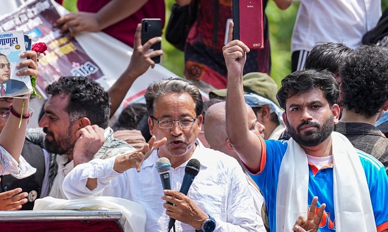 இந்தப் போராட்டம் இதோட நிற்காது…! “இனிதான் அடுத்த கட்டமூவ்”… கரப்பான் பூச்சி ஜனதா தள நிறுவனர் அதிரடி அறிவிப்பு..!!