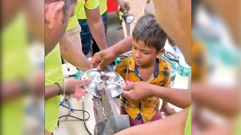 இப்படி ஒரு கொடுமையா? இட்லி தட்டுக்குள் சிக்கித் தவித்த 4 வயது சிறுவன்.. கடைசி நொடியில் நடந்த அற்புதம்.. கண்ணீரில் பெற்றோர்…!!