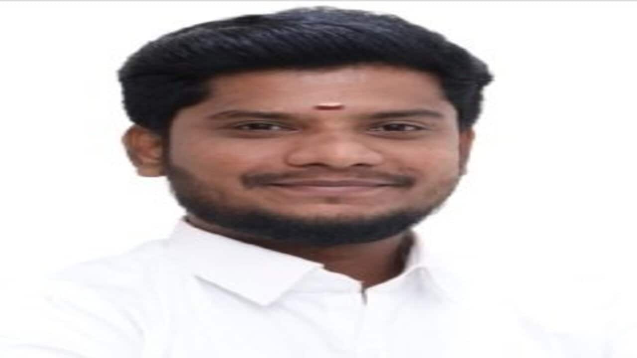 ஐயோ..! நெஞ்சை பதறுது..! பாம்பை கையில் பிடித்து ஜாலியாக விளையாடிய தொழிலதிபர்.. அடுத்து நடந்த பயங்கரம்… பரிதவிப்பில் மனைவி குழந்தைகள்..!