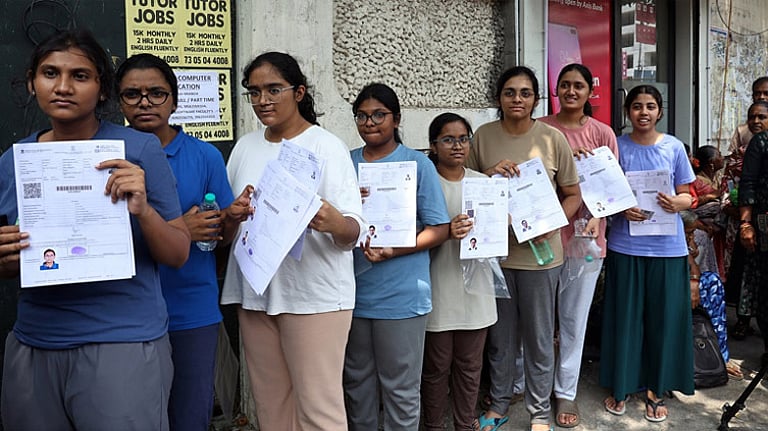 நீட் மறுதேர்வு பேப்பரும் அவுட்டா? சோஷியல் மீடியா வீடியோவுக்கு பின்னால இருக்கும் ‘நிஜம்’ இதுதான்…!!