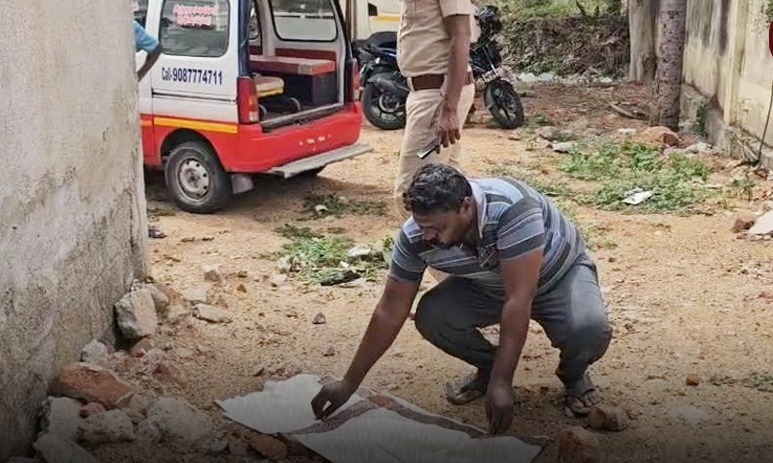 “வாணியம்பாடியில் நெஞ்சை உலுக்கும் கொடூரம்!”… பிறந்து சில நிமிடங்களே ஆன சிசுவைச் சாலையோரம் வீசிச் சென்ற தாய்.. இரத்தக் கரையுடன் சடலமாக மீட்கப்பட்ட பரிதாபம்…!!!