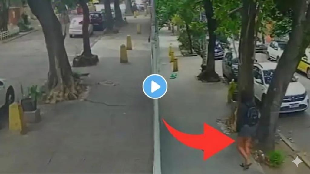 பூமி அப்படியே விழுங்கிட்டு..! “நடக்கும்போதே உடைந்து விழுந்த சாலை”… பள்ளத்துக்குள் விழுந்து காணாமல் போன பெண்… பதற வைக்கும் வீடியோ..!