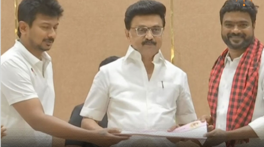 அதிமுக கோட்டையில் ஓட்டை போடும் திமுக, தவெக..! “ஒன்னு அங்க இல்லை இங்க”.. எடப்பாடிக்கு சுற்றி சுற்றி விழும் அடி… திமுகவில் 1000 பேருடன் இணைந்த அதிமுக வேட்பாளர்…!!