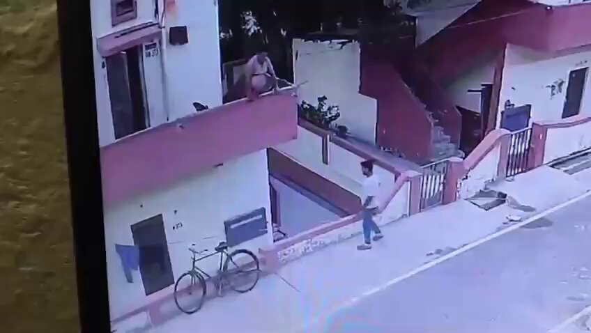 “ஒரு ஐஸ்கிரீமுக்காக இப்படியா?”.. வீட்டின் மாடியில் இருந்து எட்டிப்பார்த்த போது நேரிட்ட மெகா விபரீதம்.. வைரலாகும் திக் திக் வீடியோ
