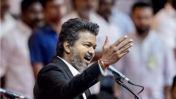 “டாஸ்மாக் கடையில ‘கட்சி நிதி’னு சொல்லி அடிச்ச கொள்ளைப் பணத்தை எல்லாம் இப்ப அரசு கஜானாவில சேர்த்துட்டு வர்றோம்.!”  சட்டமன்றத்தில் முதலமைச்சர் விஜய் காரசார பேச்சு..!!