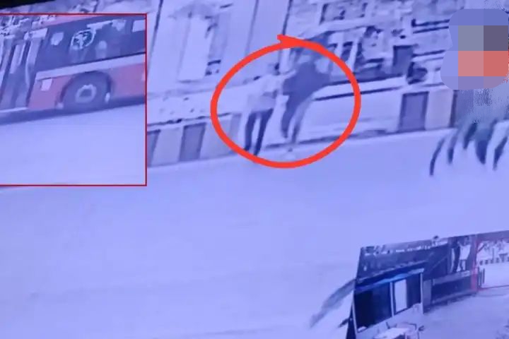 “அரசு பேருந்து மோதியதில் பயங்கரம்”… சாலையில் தூக்கி வீசப்பட்ட இரண்டு பேர்… உயிருக்கே உலை வைத்த விபத்து… பதற வைக்கும் காணொளி..!!