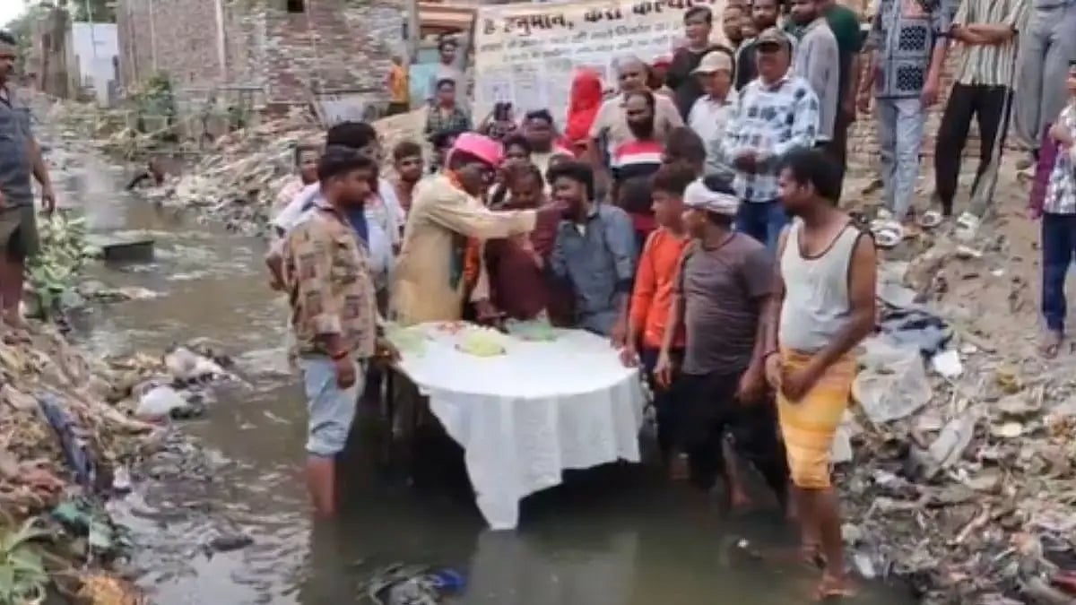 “சாக்கடைக்குள்ள நின்னு கேக் வெட்டிய பிஜேபி கவுன்சிலர்” வினோதமா நடந்த பிறந்தநாள் கொண்டாட்டம்…. வைரலாகும் வீடியோ….!!