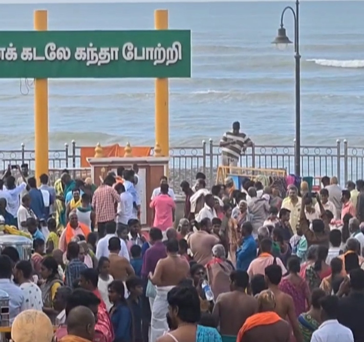 “வெயிலையும் பொருட்படுத்தாத முருக பக்தர்கள்!”… 5 மணி நேரத்திற்கும் மேலாக நீண்ட கியூவில் காத்திருந்து தரிசனம்… செந்திலாண்டவன் கோவிலில் விசேஷ வழிபாடு..!!!