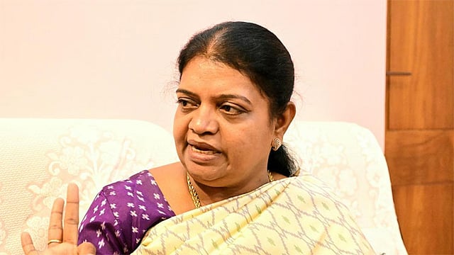 “ஸ்கூல் பேக் தளபதி போட்ட டெண்டர்” – தவெக-வின் பொய் பில்டப்பை ஆதாரத்தோடு உடைத்தெறிந்த அமைச்சர் கீதா ஜீவன்….!!