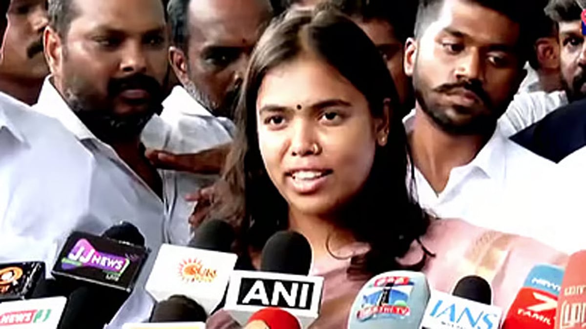 “இன்னும் அவர்தான் அமைச்சர்னு நினைச்சுட்டு இருக்காரு” பண்ணையார்தனத்தை விட்டுடுங்க…. டிஆர்பி ராஜாவை வெளுத்து வாங்கிய அமைச்சர் கீர்த்தனா….!!