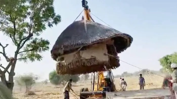 ஏசியே தோற்றுவிடும்..! பாலைவனத்திலும் குளுகுளுவென இருக்கும் குடிசை… தாத்தா கட்டிய 50 ஆண்டு பழமையான வீட்டை வேரோடு தூக்கிய பேரன்… நெகிழ்ச்சி காரணம்..!!