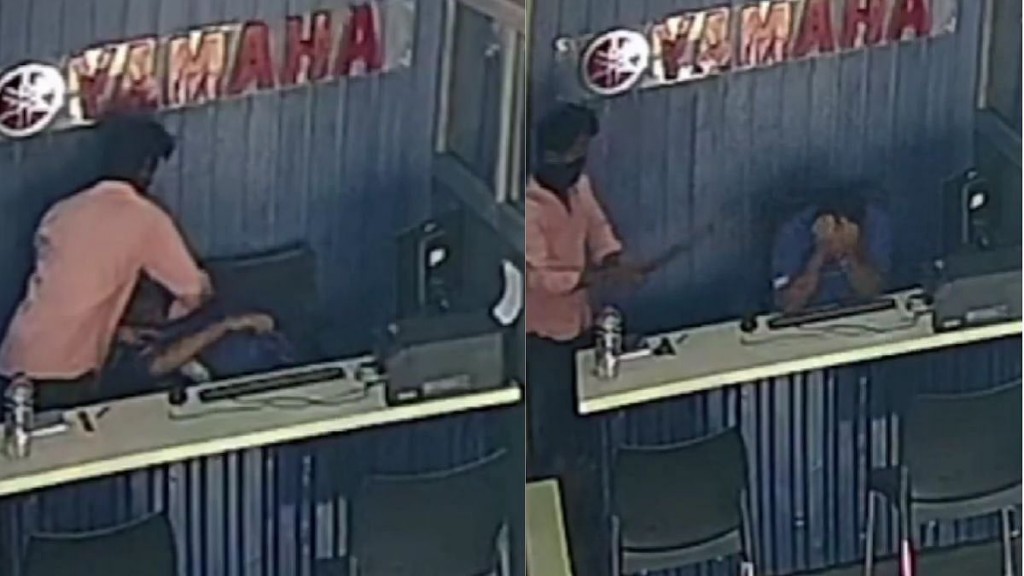இவன் மனுஷனா இல்ல சைக்கோவா..? “பட்டப்பகலில் ஷோரூம் மேனேஜரை இரும்பு கம்பியால் துடிக்க துடிக்க அடித்துக் கொன்ற ஊழியர்”… நடு நடுங்க வைக்கும் வீடியோ…!!!