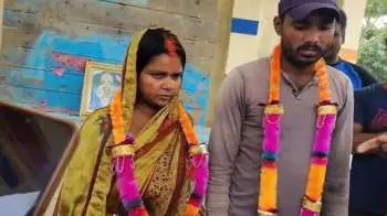 நள்ளிரவில் நடந்த கூத்து…! “24 வயது வாலிபரை கரம் பிடித்த 36 வயது பெண்”… 3 குழந்தைகளும் தாயின் முகத்துக்கு நேராக சொன்ன அந்த வார்த்தை… ஊரே கூடி நடந்த சம்பவம்..!!