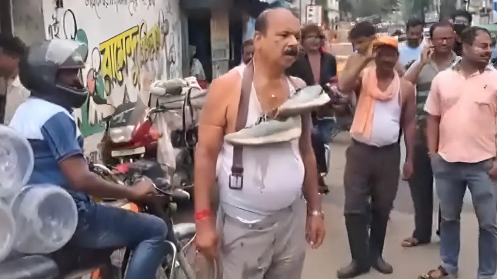 மேற்கு வங்கத்தில் புதிய பூகம்பம்..! TMC தலைவருக்கு செருப்பு மாலை போட்டு நடுத்தெருவில் ஊர்வலமாக இழுத்துட்டு போன பொதுமக்கள்… பரபரப்பு வீடியோ…!!