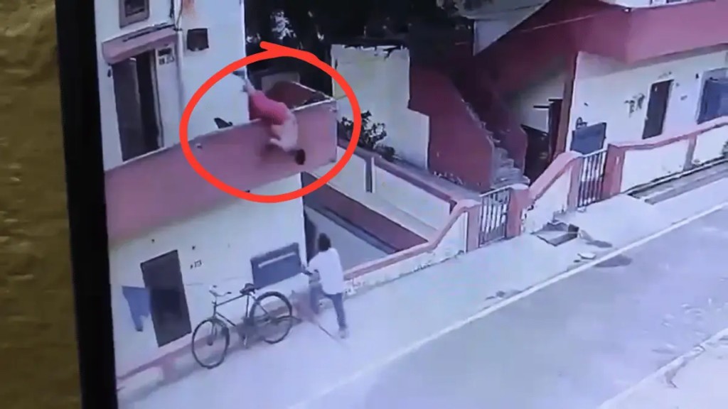 கீழே இறங்கி வர சோம்பேறித்தனம்..! “மாடியில் இருந்து கொண்டே ஐஸ்கிரீம் ஆர்டர்”.. கையை நீட்டியதும் கீழே விழுந்த பயங்கரம்.. பதற வைக்கும் காணொளி…!!!