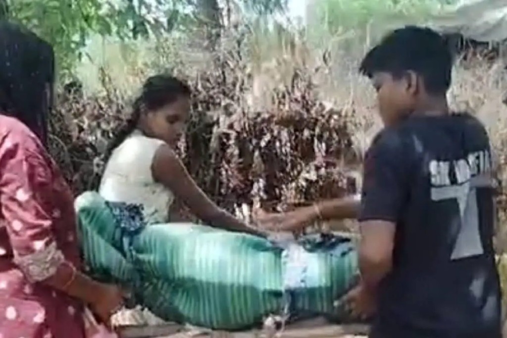 ஜாதி வெறி..! இந்த நிலை யாருக்கும் வரக்கூடாது.. தாத்தாவின் பிணத்தை சைக்கிளில் சுடுகாட்டுக்கு கொண்டு போன குழந்தைகள்.. இதயத்தை உடைத்த வீடியோ..!