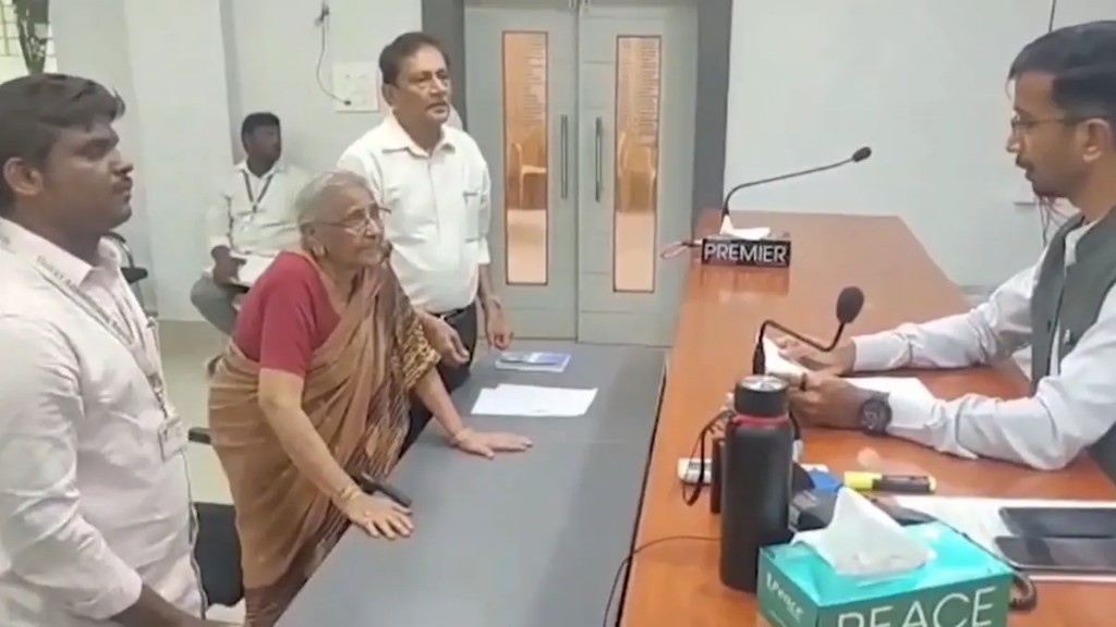எனக்கு 94 வயசு ஆகுது..! நான் இந்திய குடிமகளாக இங்கே சாககணும்… அமெரிக்க குடியுரிமை வேண்டாம்.. கடைசி ஆசைக்காக கலெக்டரிடம் உருகிய பாட்டி.. வைரல் வீடியோ..!
