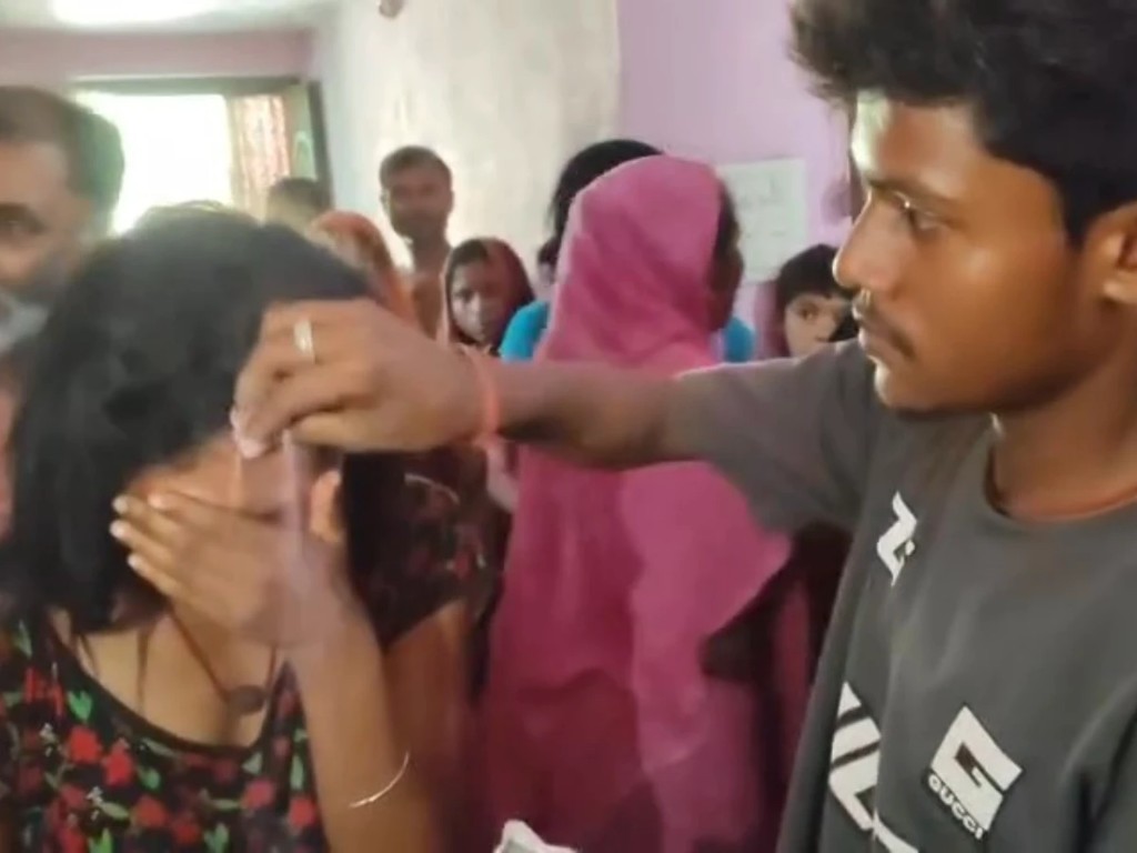 சொந்த சித்தியுடன் உடலுறவு…! “அரை நிர்வாண கோலத்தில்”… ரூமுக்குள் அந்த காட்சியை கண்டு பதறிய தாத்தா… உறவை கொச்சைப்படுத்திய திருமணம்…!!!
