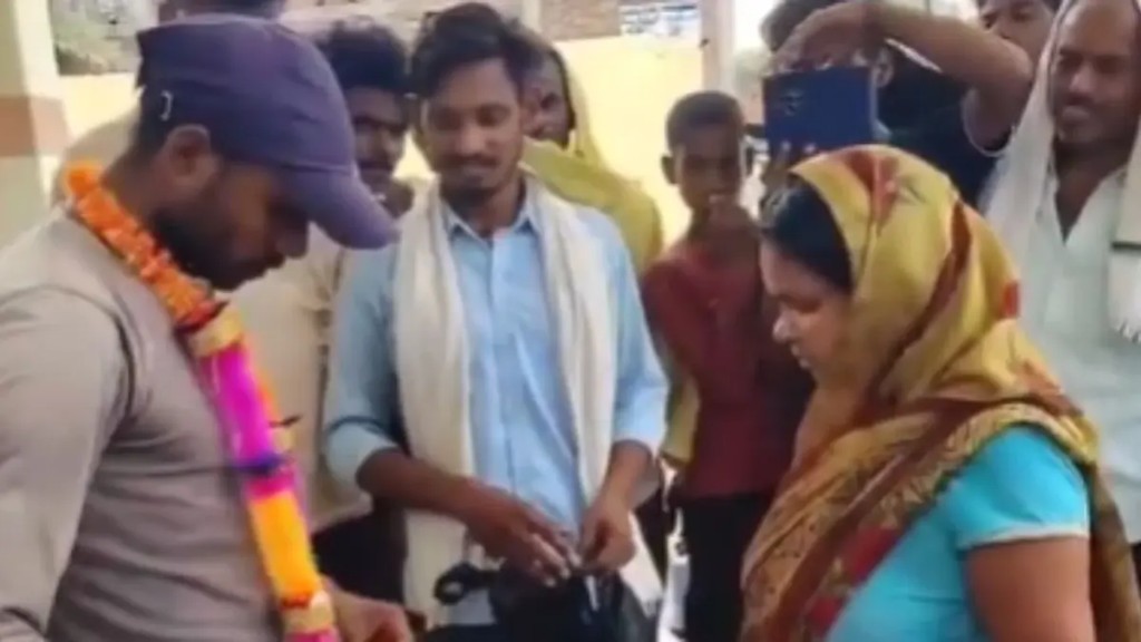 ஜாலி மட்டும் போதாது..! இனி குடும்பத்தையும் கவனி.. 36 வயது பெண்ணுடன் உல்லாசம்… 24 வயது வாலிபருக்கு சம்மட்டி அடி.. ஸ்பாட்டில் நடந்த கல்யாணம்.. பாடம் புகட்டிய கணவன்..!