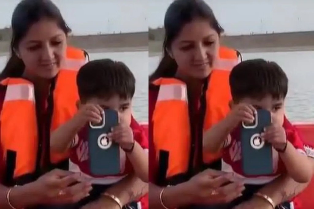 இதெல்லாம் தேவையா..? “குழந்தையை மடியில் வைத்துக்கொண்டு iphone பார்த்த தாய்”.. சட்டுனு புடுங்கி தண்ணீரில் தூக்கி வீசிய சுட்டி பையன்… வைரல் வீடியோ…!!
