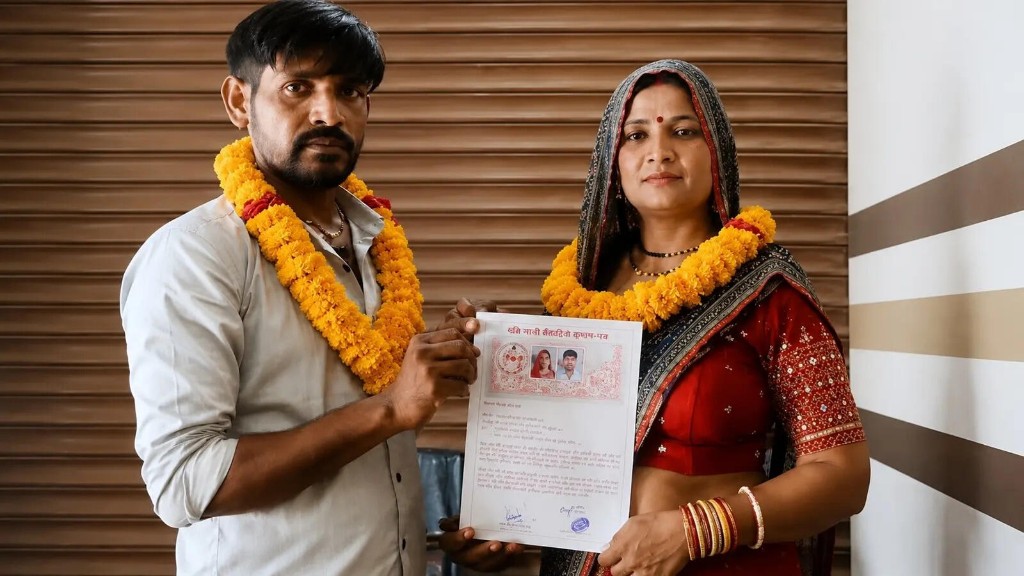 மாமியாரின் அழகில் மயங்கிய மருமகன்…! “தாலி கட்டிய மனைவியை கழட்டி விட்டு கோர்ட்டில் ஆன்ட்டியை கரம்பிடித்த கொடுமை”… வைரலாகும் வீடியோ..!!!
