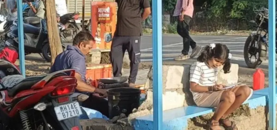 “ஸ்மார்ட்போன் இல்ல.. டியூஷன் இல்ல.. ஆனா இந்த இடத்துல இருந்தேவா?”.. கால்குலேட்டரையே மிஞ்சிய அரசுப் பள்ளி மாணவிகள்… நெஞ்சை நெகிழவைக்கும் நிஜக் சம்பவம்..!!!