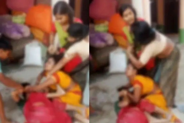 “ஆம்பளைங்களே அலறி ஓடுற அளவுக்கு அரங்கேறிய குத்துச்சண்டை!”.. மாமியார், மருமகள்களின் ரத்தக் களரி சண்டை..வைரல் வீடியோ … !!