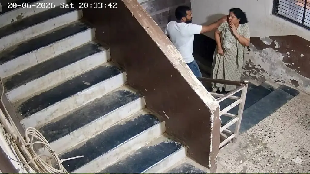 “அரசியல் பிரமுகர்களின் அருவருப்பான முகம்!”… 2 பெற்ற மகள்களைத் தொழிலில் தள்ளிய கொடூரம்.. முக்கிய புள்ளிகள் அதிரடி கைது..!!