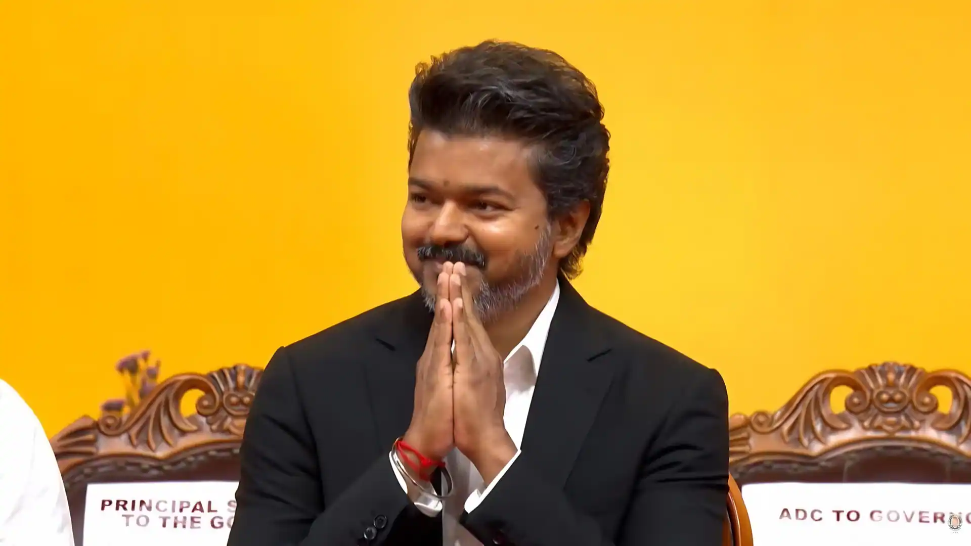 “எங்க கட்சி பேரு கூட சொல்ல மாட்டேங்கிறீங்க.. நாங்க என்ன தீண்டத்தகாத கட்சியா?” எங்களால தாங்க முடியலப்பா..! – முதல்வர் விஜய் பேச்சால் உடைந்த அதிமுக மாஜி..!!