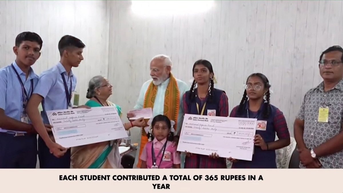 “பள்ளி மாணவர்கள் சேர்த்த தினமும் 1 ரூபாய்..!” காசோலையைப் பார்த்து நெகிழ்ந்த பிரதமர் மோடி.. தமிழக ஆசிரியைக்கு பாராட்டு..!!