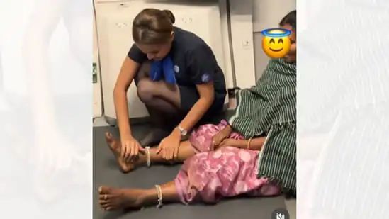 விமானத்தில் தரையில் அமர்ந்த பாட்டி…. ஓடிவந்து காலை பிடித்துவிட்ட ஏர்ஹோஸ்டஸ்…. நெட்டிசன்களை உருகவைத்த காட்சி….!!