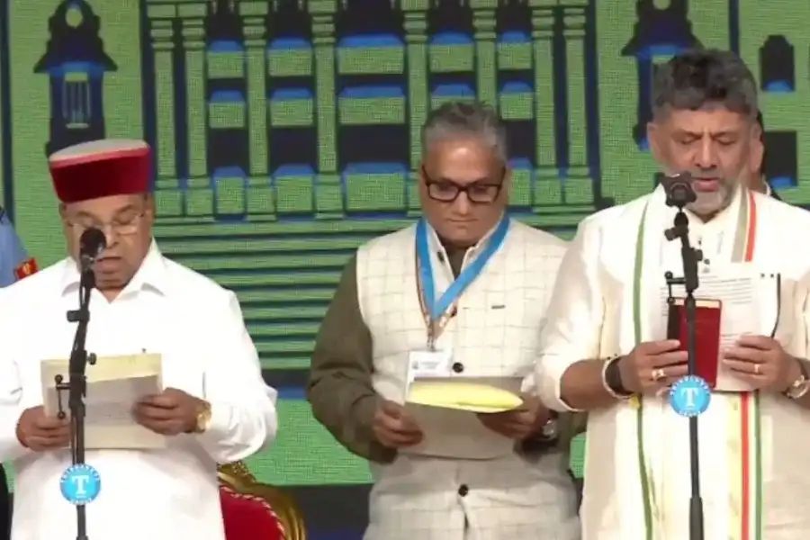 கர்நாடகாவின் புதிய முதல்வராக டி.கே.சிவக்குமார் பிரமாண்ட பதவியேற்பு…. சித்தராமையா சகாப்தம் நிறைவு….!!