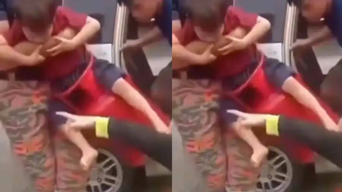 “ஐயோ…. சிலிண்டருக்குள்ள எப்படிடா மாட்டிக்கிட்ட?” பயம் இல்லாமல் கூலாக இருந்த குழந்தை…. வினோத மீட்புப் போராட்டம்….!!