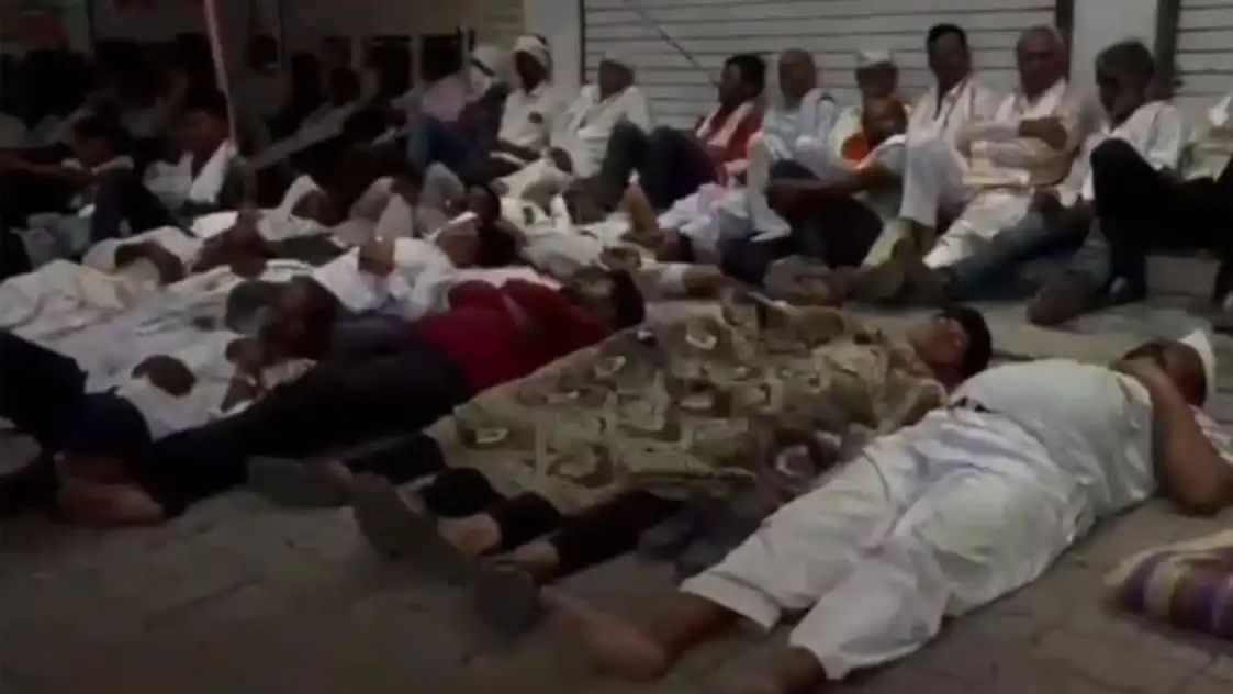 விடியல் தேடி காத்திருக்கும் விவசாயிகள்!” உரத்திற்கு நள்ளிரவில் நீண்ட வரிசை.. அரசின் அலட்சியத்தால் உருவான பெரும் நெருக்கடி.. என்ன நடக்கிறது அங்கு?
