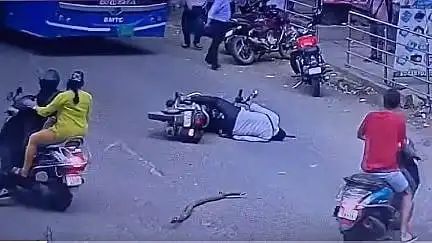 “சாலையில் சென்ற ஊழியர் மீது விழுந்த மரக்கிளை!” உயிருக்கு ஆபத்தான நிலையில் சுரேஷ்.. காய்ந்த மரங்களை அகற்ற புகார் அளித்தும் கண்டுகொள்ளாத வனத்துறை.. கொதிக்கும் மக்கள்..!!”