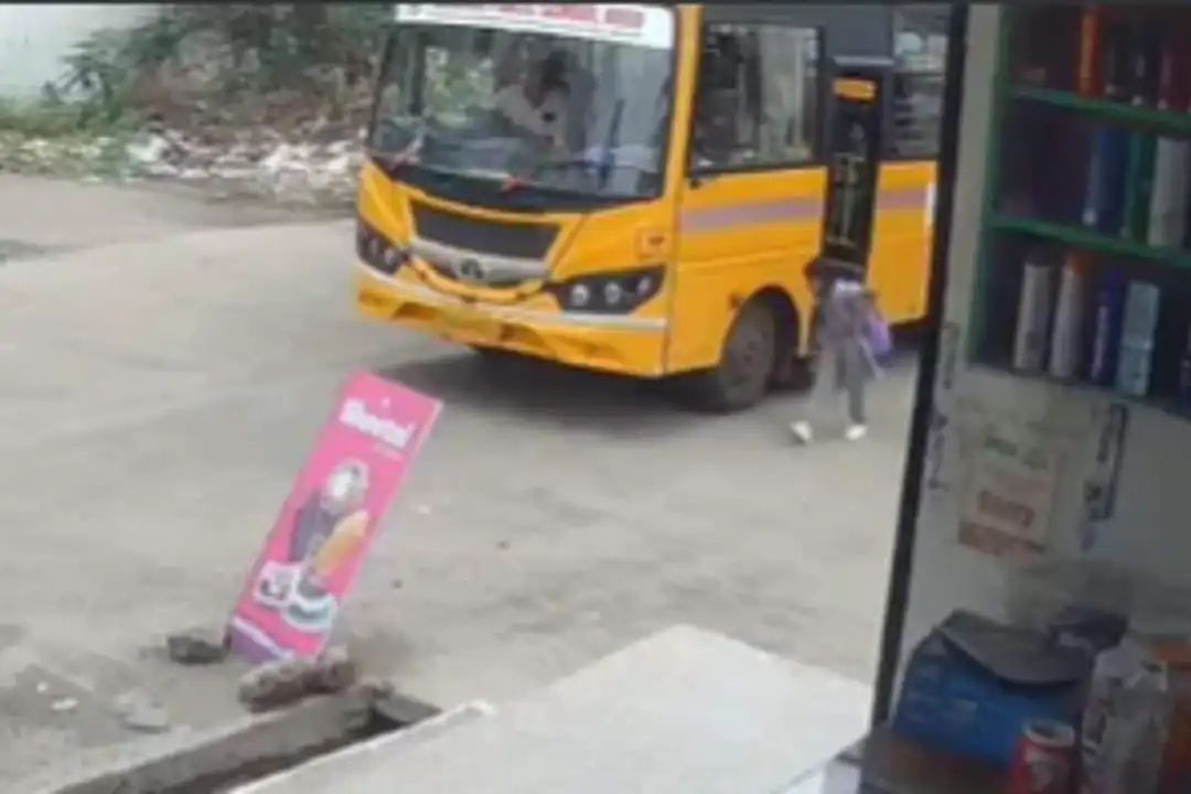 “பள்ளி பேருந்து தான்.. ஆனா உயிரை எடுக்கும் இடமா?” ஆசிரியரின் கண்முன்னே சிறுமி மீது மோதிய வாகனம்.. வைரலாகும் சிசிடிவி..!!”
