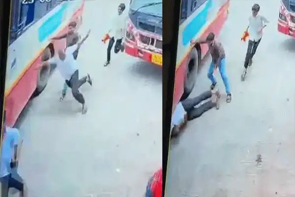 “மகிழ்ச்சியாகப் போனவர் வீடு திரும்பவில்லை!” பேருந்து நிலையத்தில் நடந்த சோக நிகழ்வு.. சிசிடிவி காட்சிகள் வெளியாகி பரபரப்பு..!!”