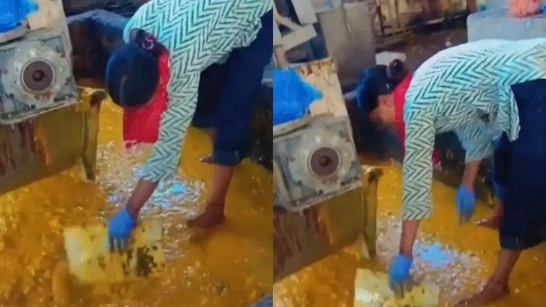 ​”ருசிக்கு ஆசைப்பட்டு இப்படி ஒரு அசிங்கத்தையா குடிக்கிறோம்?” கால்களால் மிதித்து மாம்பழ ஜூஸ்…. வாந்தி வர வைக்கும் வீடியோ….!!
