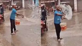 “வேலை மேல இவ்வளவு பாசமா?” மழை பெய்யுது.. ஆனா இவர் தண்ணீர் தெளிக்கிறாரு!” சமூக வலைதளங்களில் தீயாகப் பரவும் வீடியோ..!!”