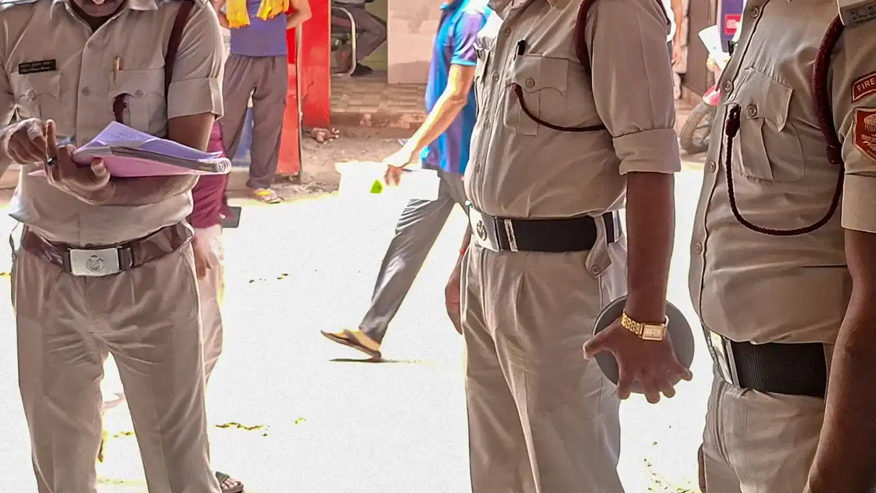 “மொபைலை பிடுங்கிட்டு விடிய விடிய அராஜகம்!”… ரயில்வே ஸ்டேஷன் அருகே அலறிய பெண்கள்.. 13 பேர் செய்த வெறிச்செயல்… பகீர் பின்னணி ..!!