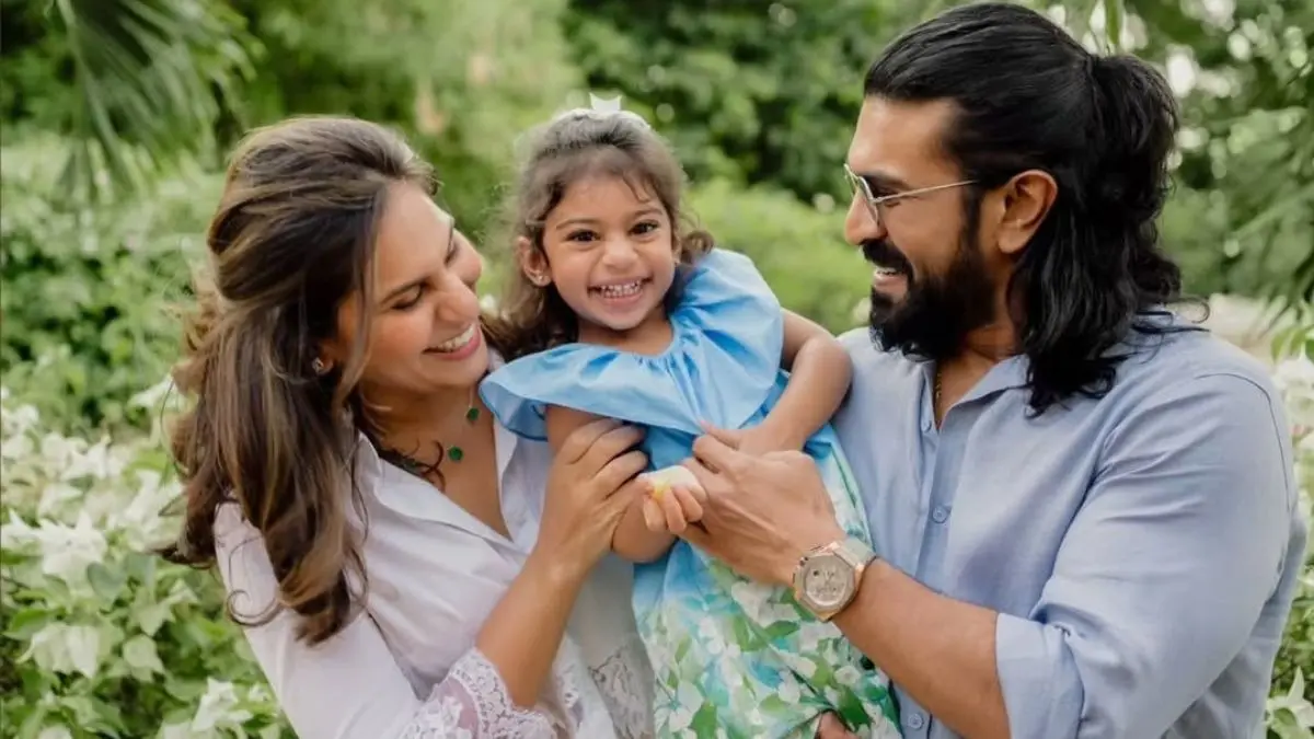 “இத்தனை நாளா மறைச்சு வச்ச முகம்!”.. பிறந்தநாளில் ரசிகர்களுக்கு டபுள் ட்ரீட் கொடுத்த பிரபல நடிகர்.. 3 வயதில் முதன்முதலாகத் தெரிந்த ராம் சரண் மகள் முகம்.. வாழ்த்தி உருகும் ரசிகர்கள்..!!!