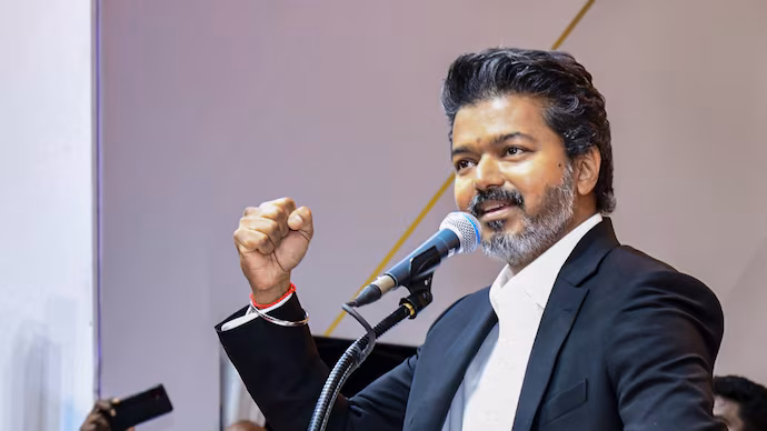 விஜய் கட்சியில் இணைந்த பிரபல இயக்குனர் மற்றும் முன்னாள் அமைச்சர்! பனையூர் அலுவலகத்தில் நடந்த  சம்பவம்.. அடுத்தடுத்து ஷாக் கொடுக்கும் தவெக..!!